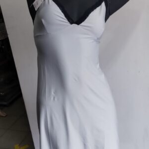 Camisolín Seda Lisa (Blanco) con detalle en puntilla negra (Poema): La Elegancia que Susurra