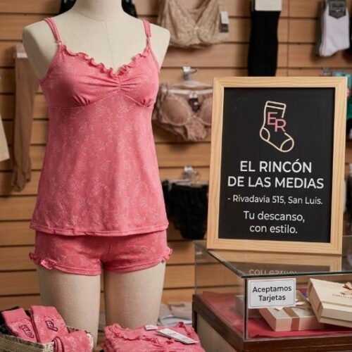 "Pijama de dos piezas marca Poema color rosa viejo con estampa floral, musculosa de breteles finos y short corto. Exhibido en maniquí dentro del local El Rincón de las Medias en Rivadavia 515, San Luis Capital. Se observan estanterías con medias y lencería de fondo.
